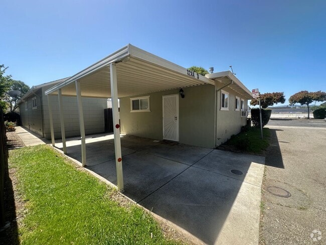 Building Photo - Cozy and Cute 1 Bedroom on Broadway! Rental