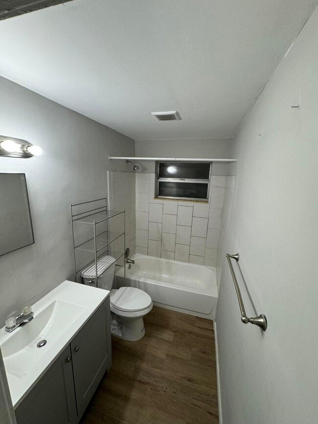 Building Photo - 907 8th St Rental