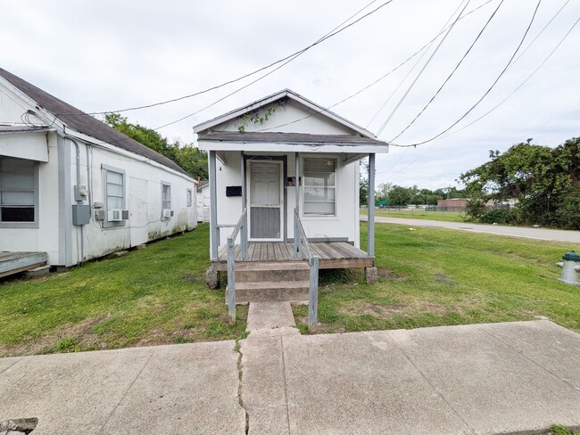 Building Photo - 810 Peach Ave