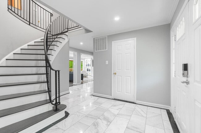 Photo - 820 Ridge Dr