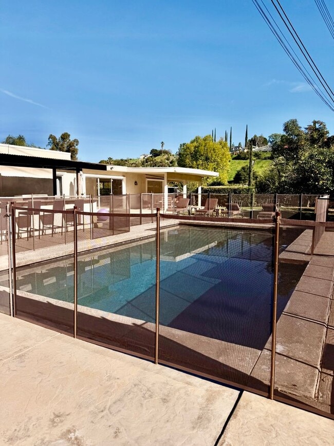 Building Photo - Gorgeous Tarzana Home