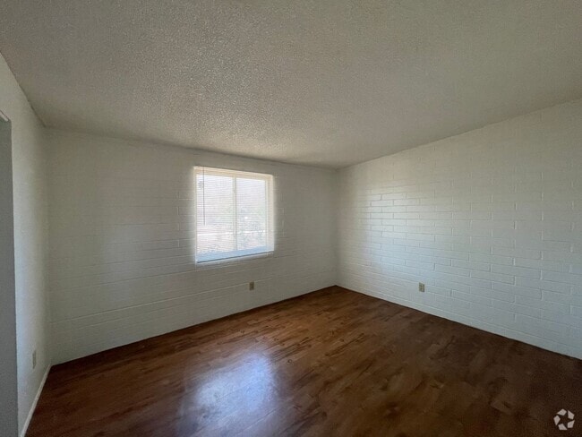 Building Photo - Central 2 bedroom 1 bath unit with Fenced ... Rental
