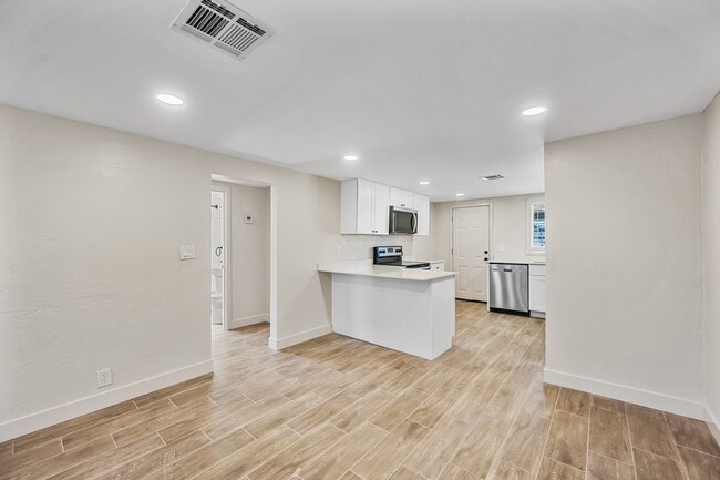 Photo - 750 W 1st St