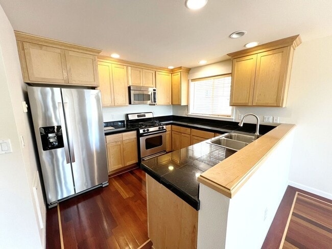 Building Photo - 3 BED SEATTLE TOWNHOME FOR RENT W HIGH END FINISHES & EASY COMMUTE