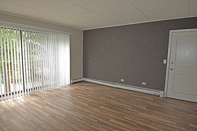 Building Photo - 15 E Maple St Rental