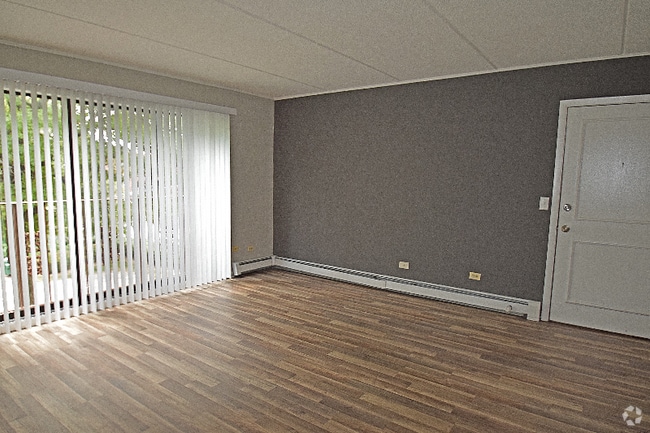 Building Photo - 15 E Maple St Rental