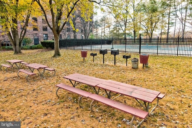 Building Photo - 10320 Westlake Dr Unit E103