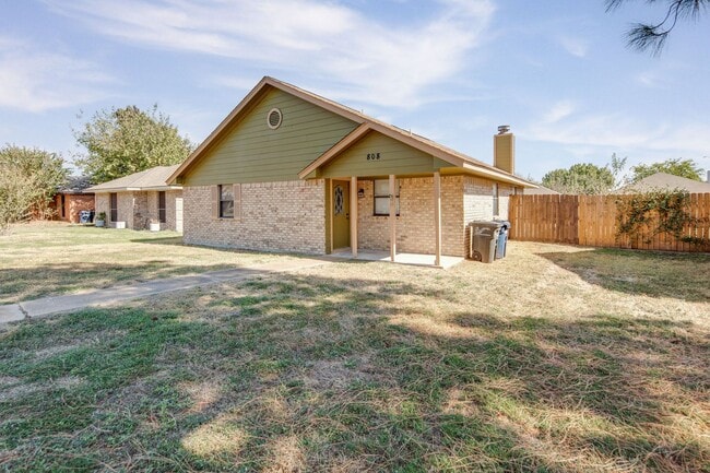 Photo - JUNE SUBLEASE!!!! Adorable 3 Bedroom 2 Bathroom Home with Yard and 2 Car Garage!