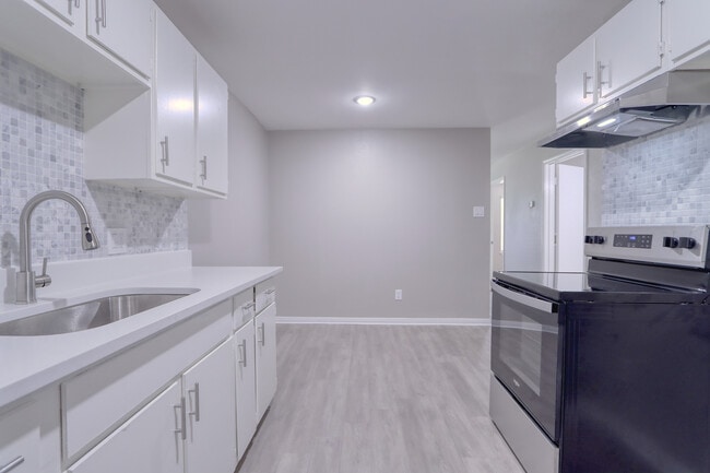 Photo - 2009 Interurban Blvd