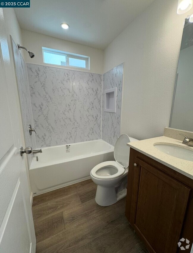 Building Photo - 414 N School St Rental