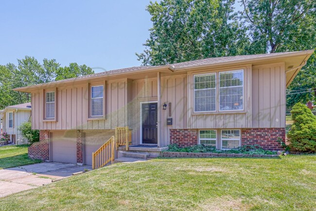 Photo - LOTS OF NATURAL SUNLIGHT!!!