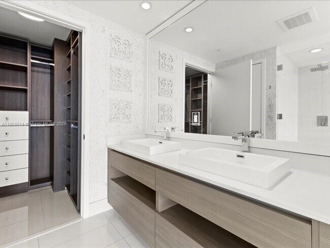 Photo - 460 NE 28th St