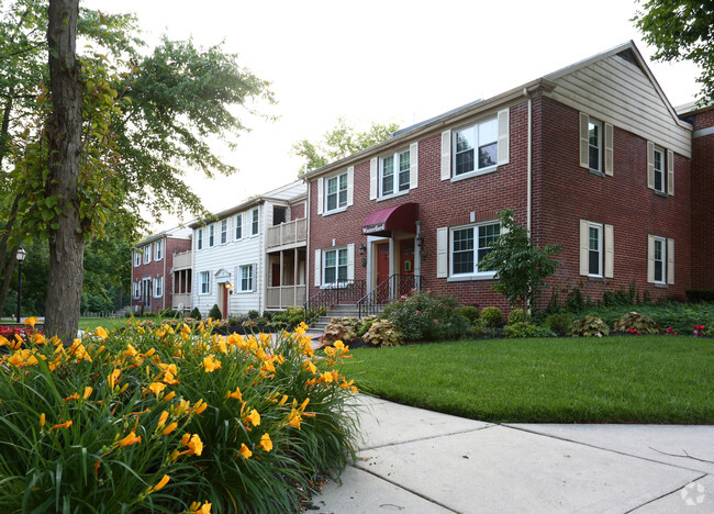 Building Photo - The Waterford Apartments