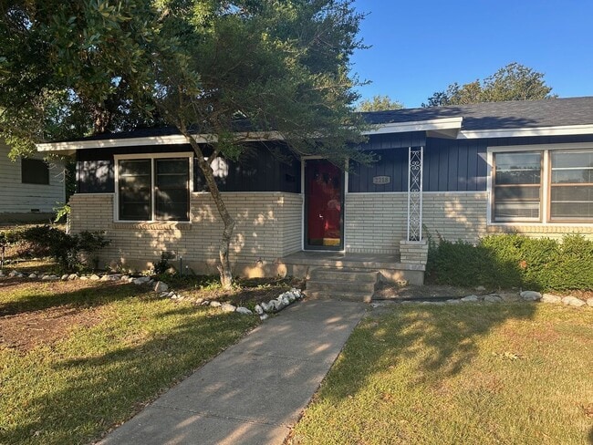 Photo - 2218 Rosewood Dr