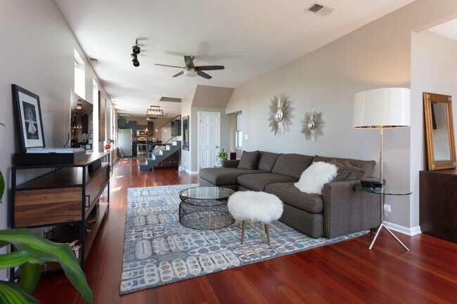 Photo - 1530 N Throop St Unit 3