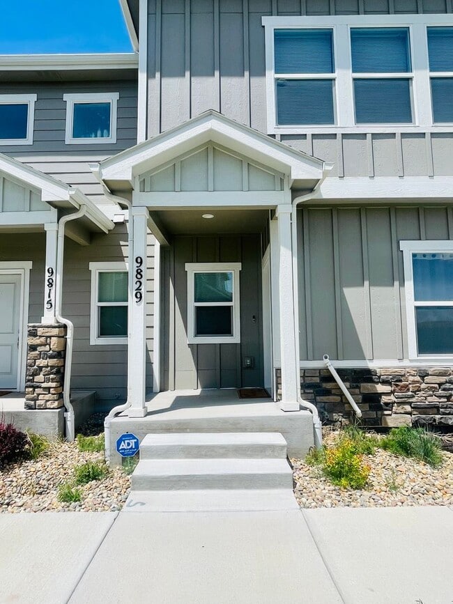 Building Photo - Gorgeous Townhome