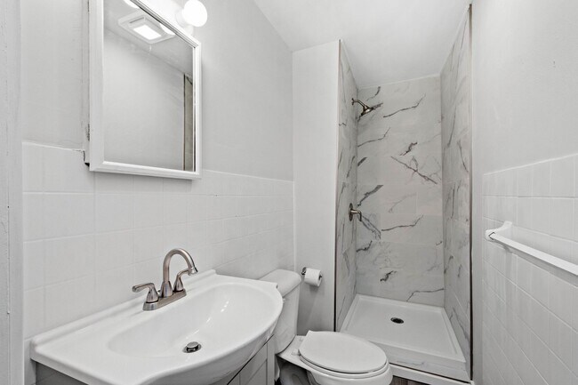 Photo - MOVE IN SPECIAL! SCORE HALF OFF 1ST MONTH'...