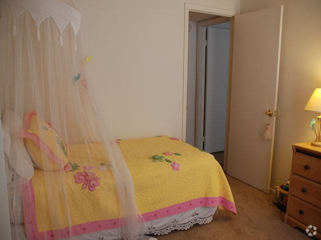 Bedroom - Inverness Apartments