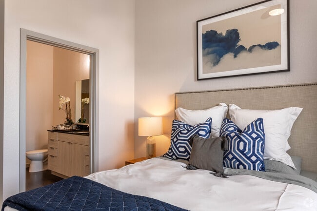 2BR, 2BA - 1090SF