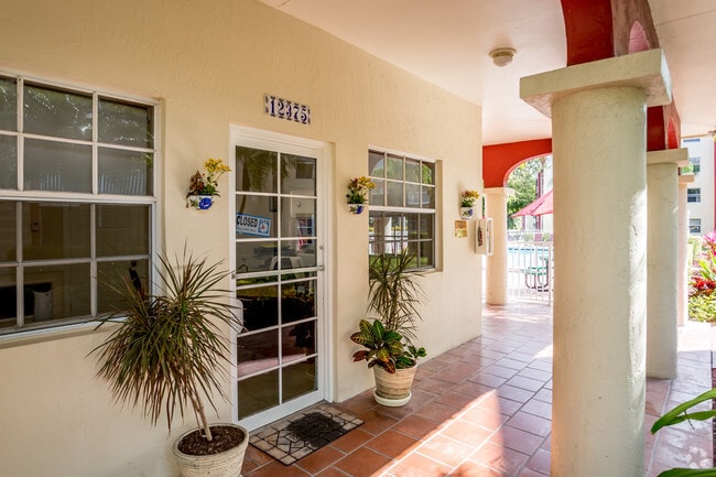 Lago Club Apartments