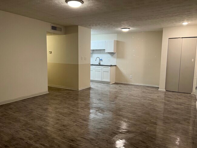 Living room looking at kitchen - 347 Pine Tree Cir Unidad Q-347