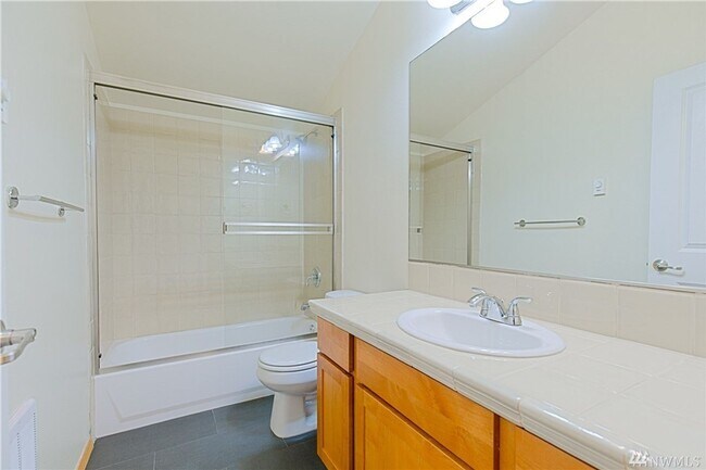 Building Photo - Charming 3-Story townhome located near Hig...