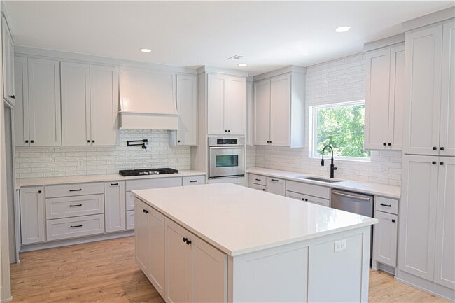 Photo - 13734 Canal St