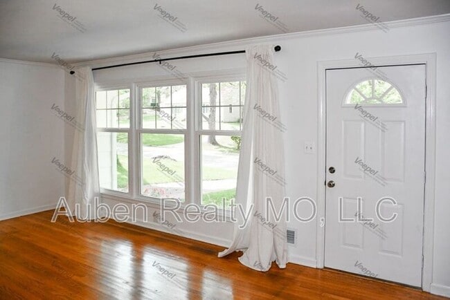 Photo - 311 E Sweeney Blvd