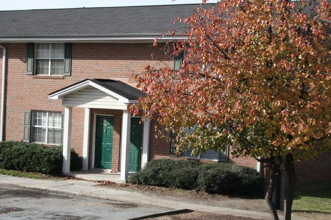 Colonial Square - Colonial Square Apartments