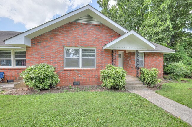 Photo - 520 E College St