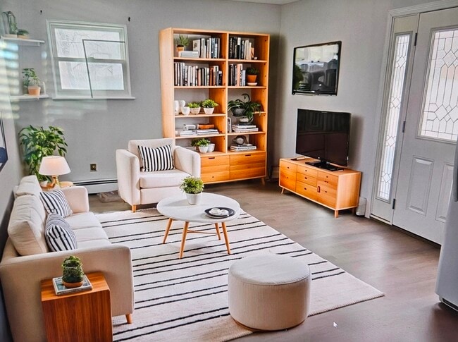 Fotografía escenificada que muestra pisos de madera de tablones recién instalados - 247 Bellerose Ave Unidad Lower Level