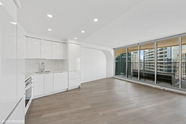 Photo - 300 N State St Unit 3827
