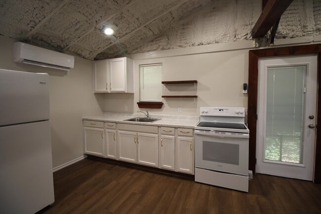 Photo - 213 N Waldrip St