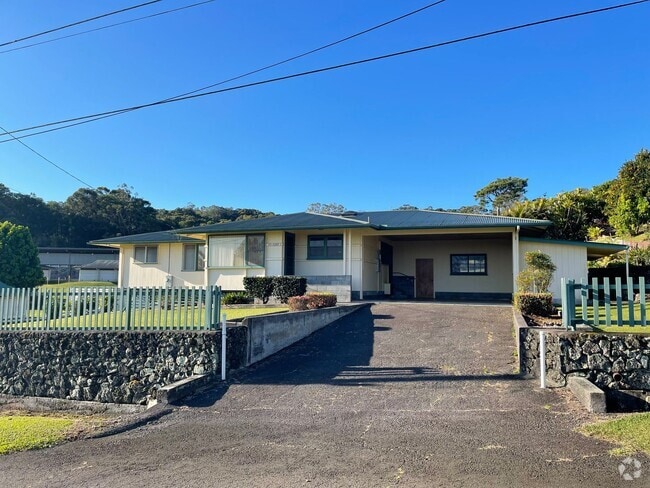 Building Photo - 4 Bedroom 2 Bath plus a bonus room Rental