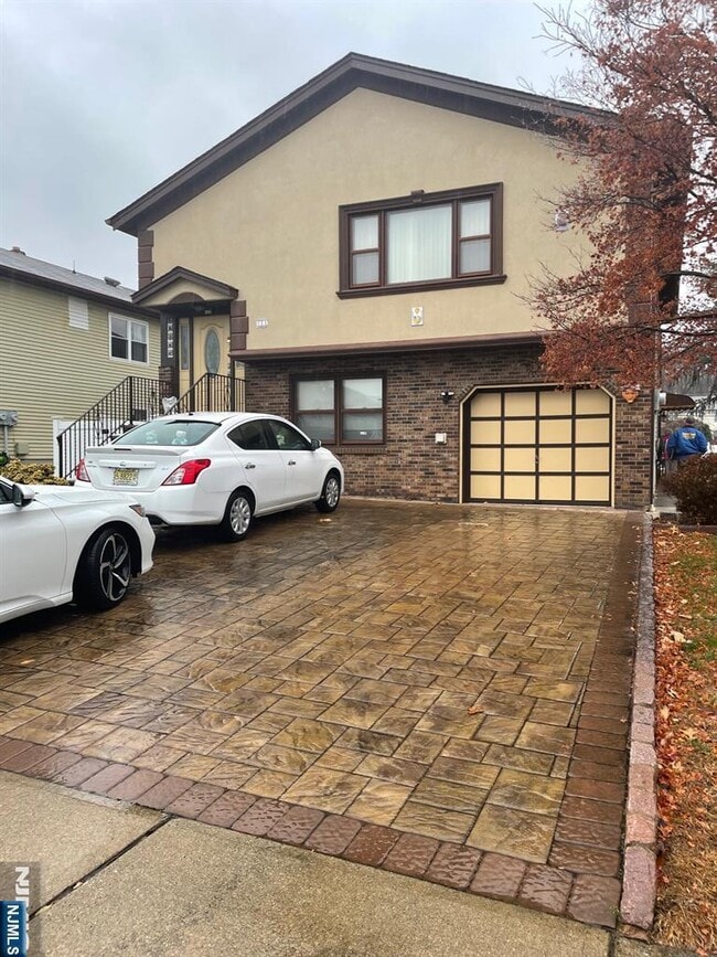 Building Photo - 409 E Phillip Ave