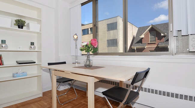 Building Photo - Skyliner Unit 00704