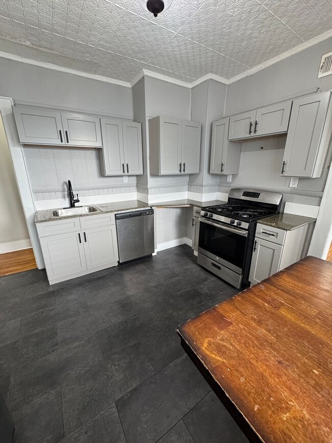 Building Photo - 825-827 Westcott Street Unit 825 Westcott (lower)