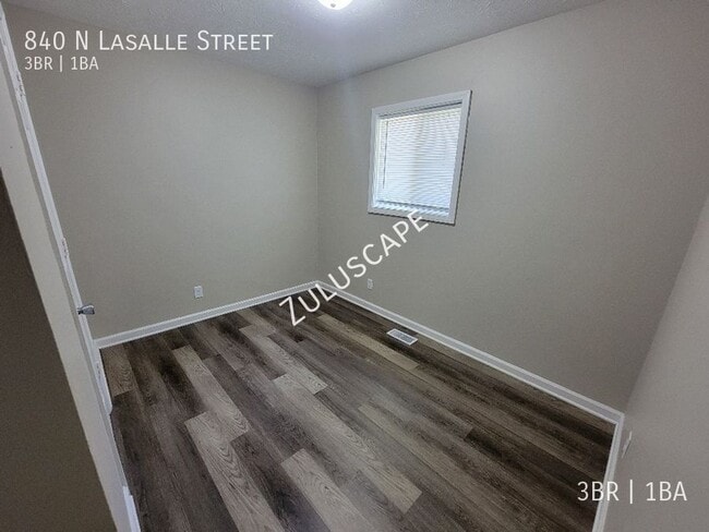 Photo - 840 Lasalle St