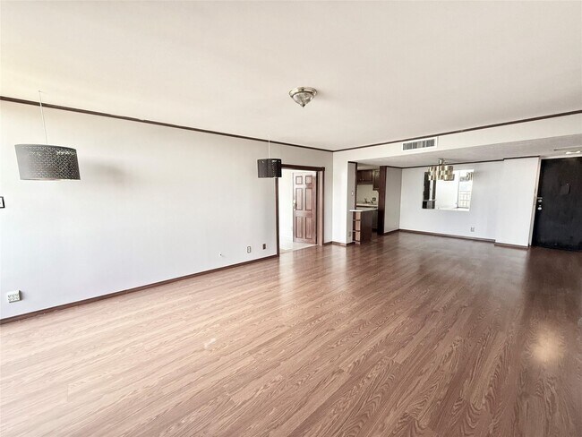 Building Photo - 2016 Main St Unit 1904