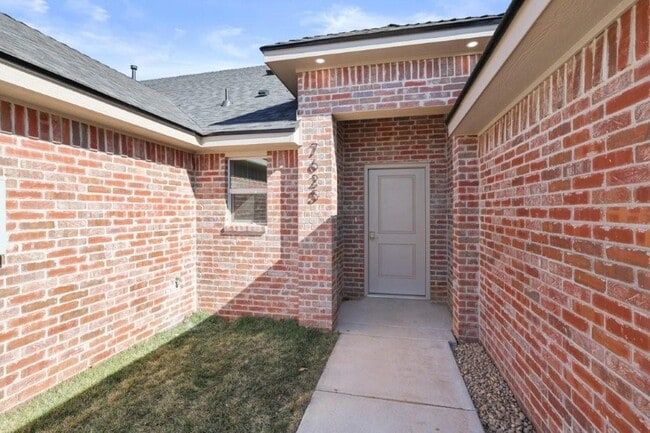 Photo - 7625 Woodford Ave