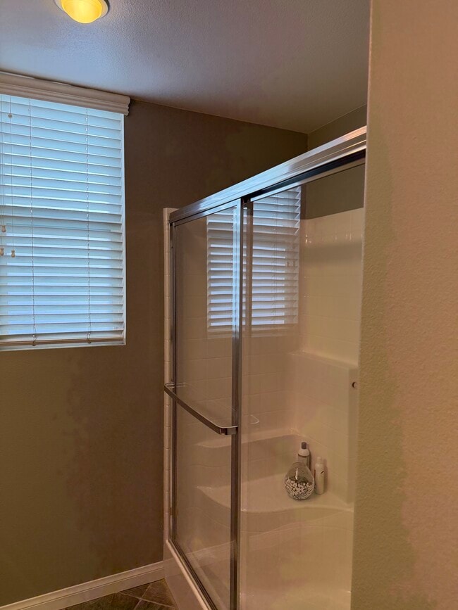 Private bathroom - 13885 Hawthorn Ave