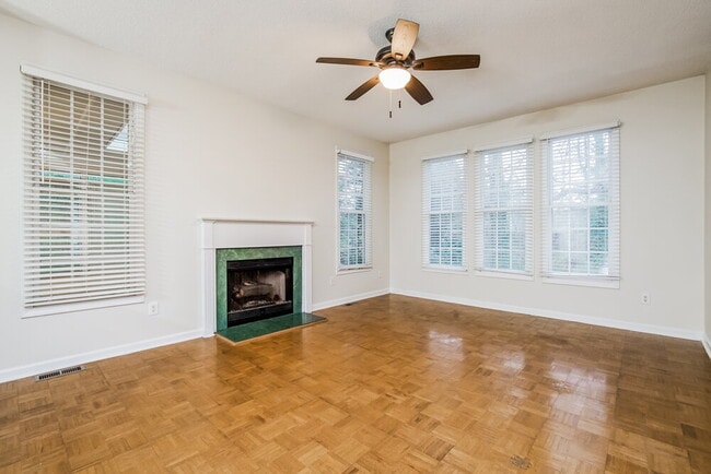 Photo - 813 Hanska Way