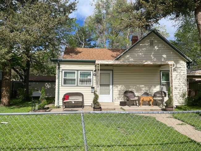 Building Photo - Two Bedroom Single Family Home With Detach...