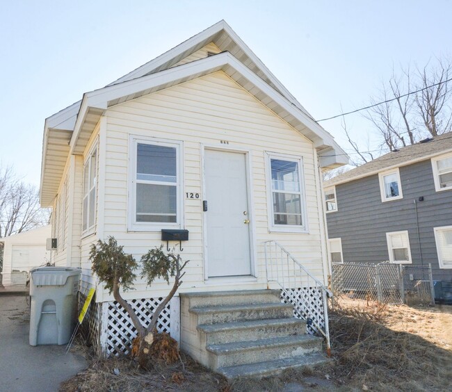 Cute pet friendly home with fenced yard! - Cute pet friendly home with fenced yard!