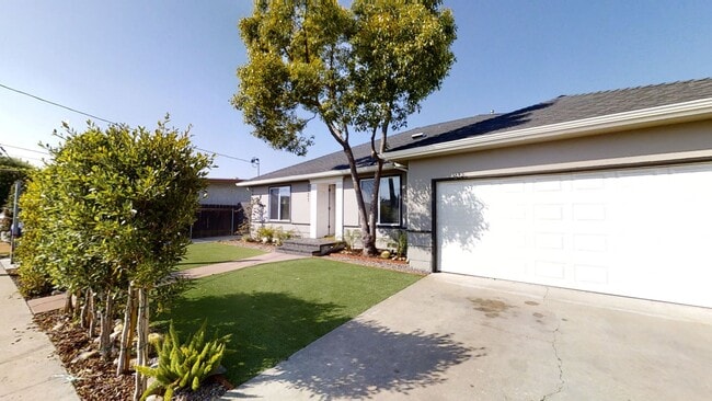 Photo - 4BD/2BA, Upgraded Kitchen! Sunroom!