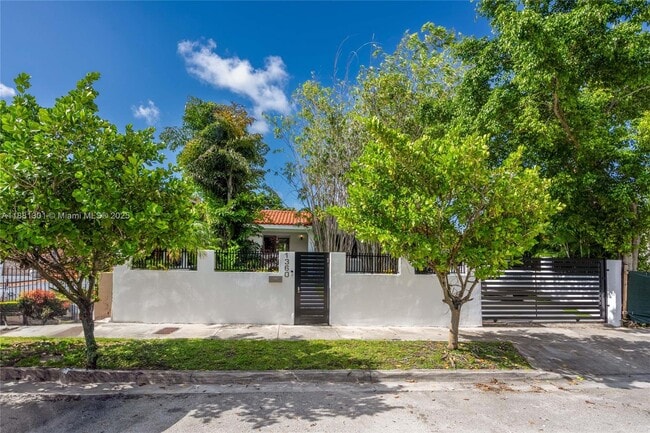 Photo - 1360 SW 16th St