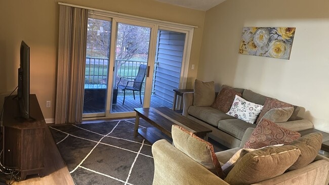 Building Photo - 4642 Court Yard Dr Unit 4642