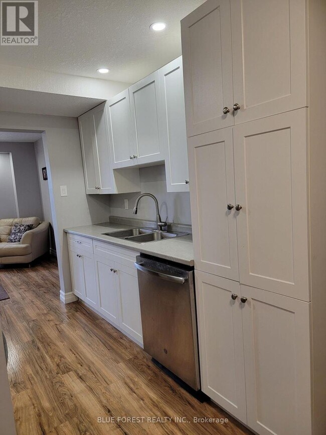 Photo - 801 Osgoode Dr