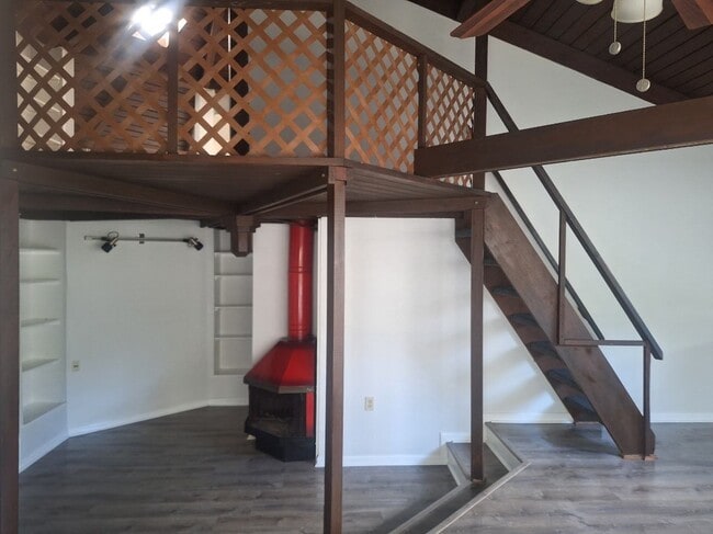 1325 Lake Ave