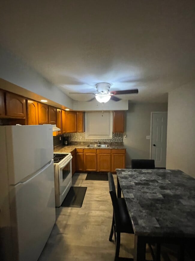 Building Photo - 1024 N Jefferson St Unit B Rental